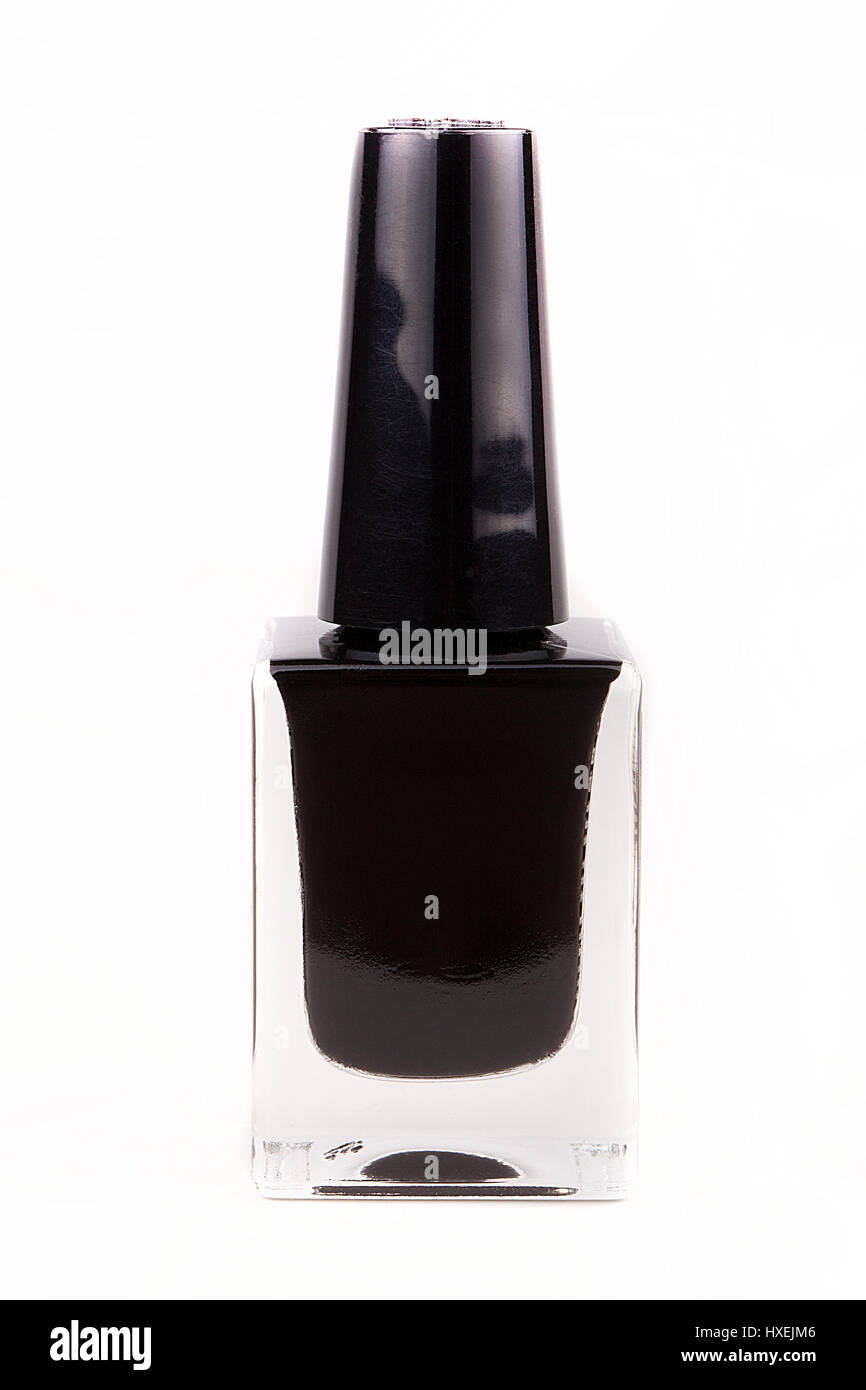 Bottiglia di nero lucido per unghie isolati su sfondo bianco. Foto Stock