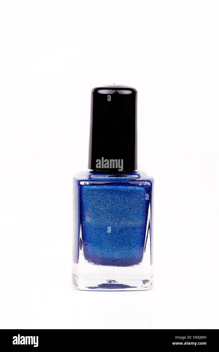 Bottiglia di lucido metallico blu smalto per unghie isolati su sfondo bianco. Foto Stock