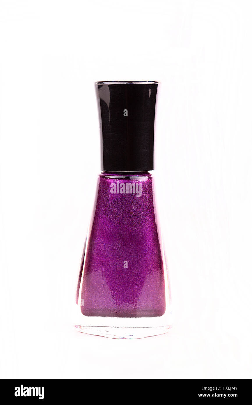 Bottiglia di metallica lucida viola Nail Polish isolati su sfondo bianco. Foto Stock