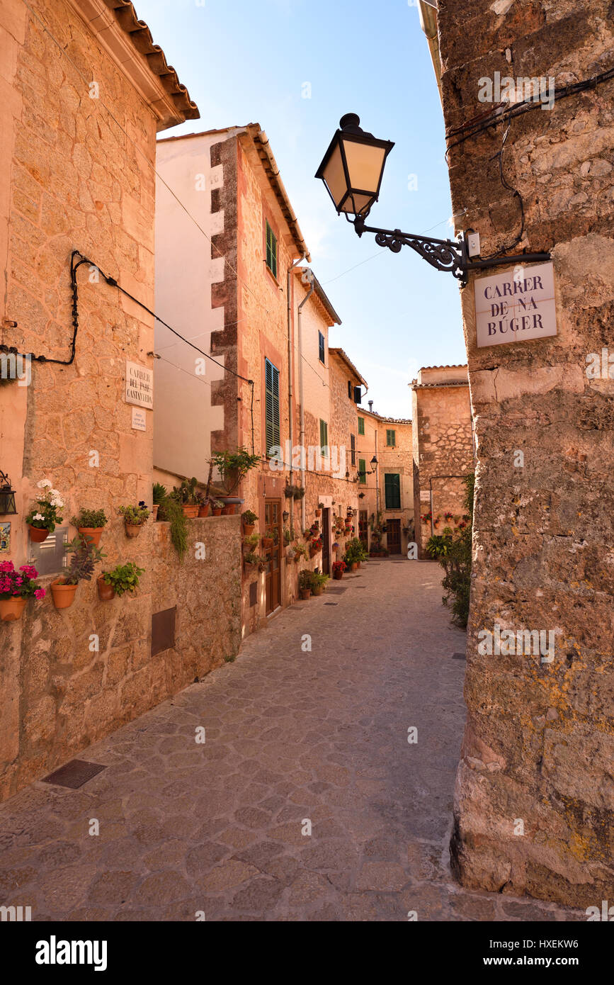 Strada stretta nello storico villaggio di Valldemossa a Maiorca, SPAGNA Foto Stock