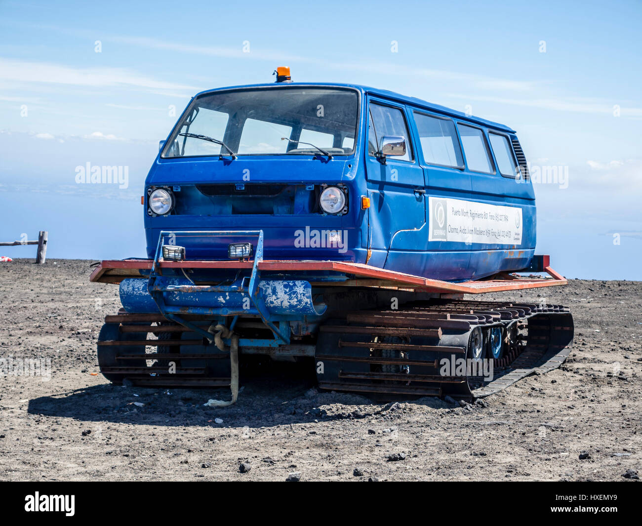 Snow toelettatore costruire un vecchio VW Transporter, centro sci di fondo a vulcano Osorno, cileno Lake District, Cile Foto Stock