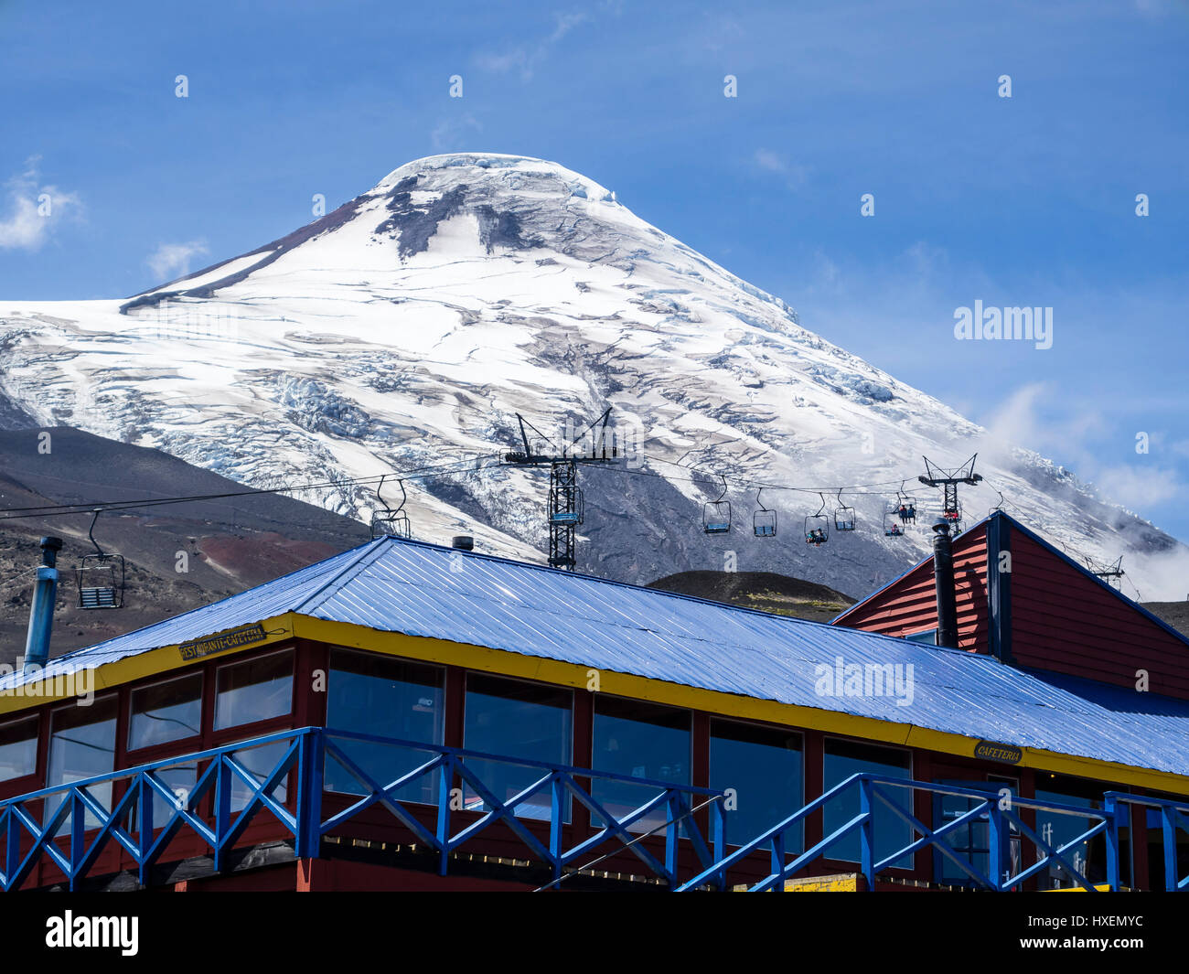 Impianti di risalita sul versante del vulcano Osorno, ski center, accanto alla mensa e altri servizi turistici, cileno Lake District, Cile Foto Stock