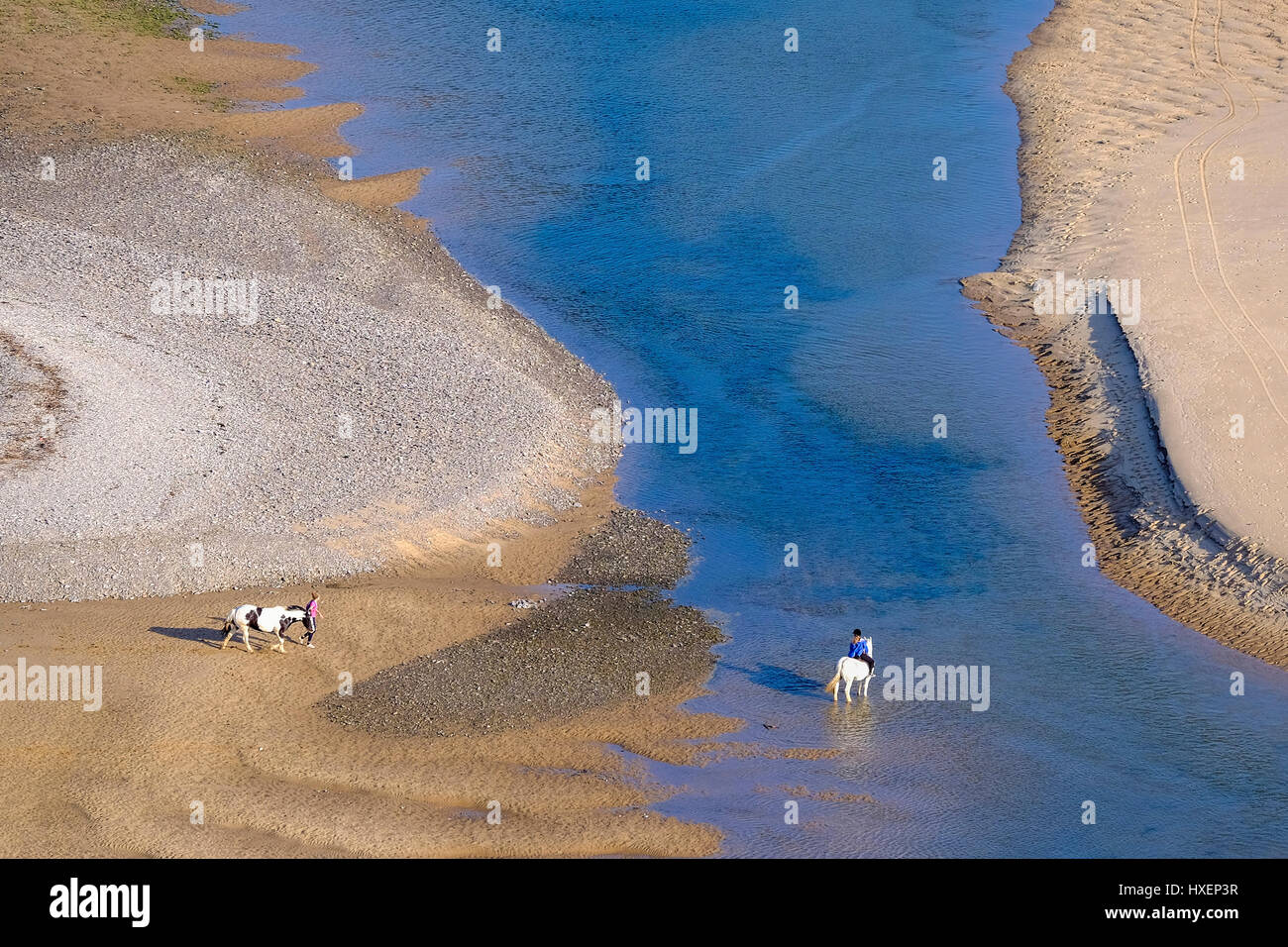 Horseriders sulla spiaggia di Three Cliffs Bay sulla Penisola di Gower, South Wales, Regno Unito Foto Stock