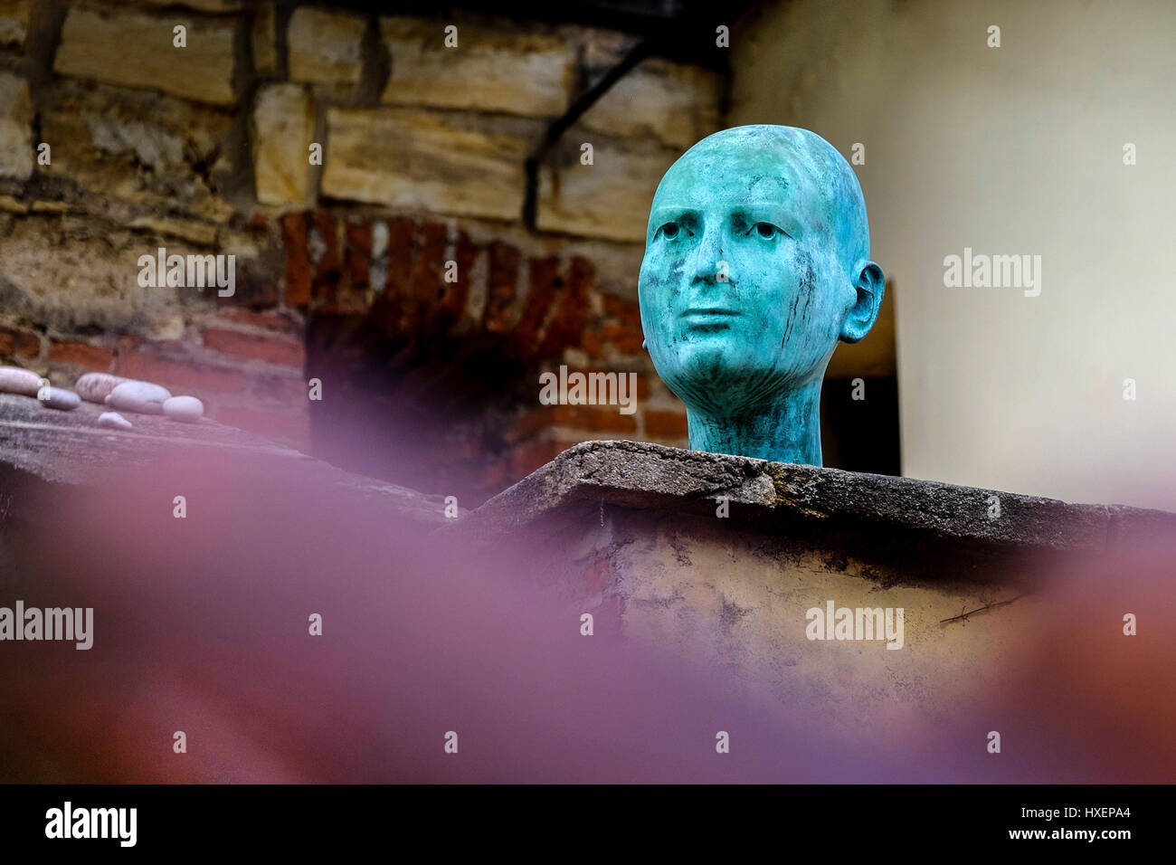 Scultura inusuale sul display in un giardino rialzato di una casa vicino a Petrin torre di osservazione a Praga, Repubblica Ceca Foto Stock