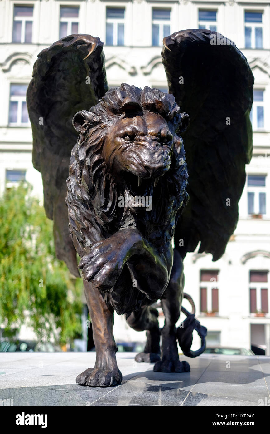 Il leone alato Memorial a Praga Repubblica Ceca con lo scultore britannico Colin Spofforth. Il memoriale di bronzo è stato presentato il 17 giugno 2014. Foto Stock
