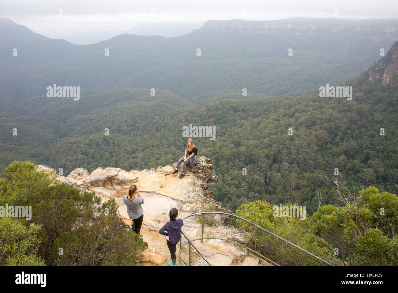 Le ragazze si fermò al di là della barriera di sicurezza a Lady Darley lookout in Katoomba,Blue Mountains, Nuovo Galles del Sud, Australia Foto Stock