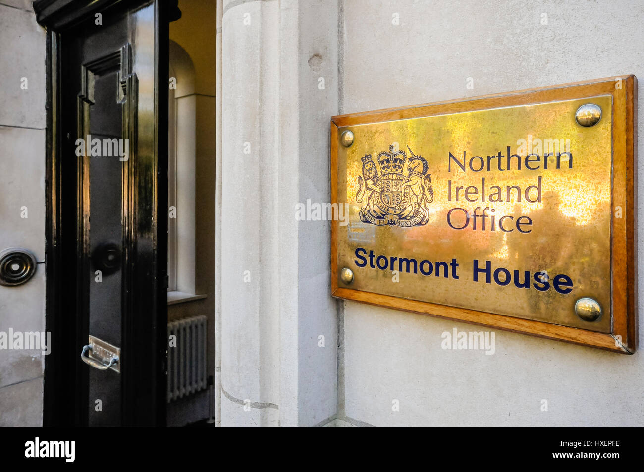 La placca al di fuori di Stormont House, casa del Northern Ireland Office, Stormont, Belfast, Irlanda del Nord Foto Stock