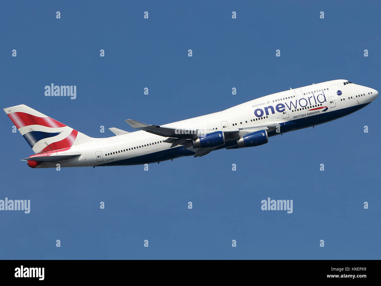 Un British Airways Boeing B747-436 'jumbo jet' Partenze aeroporto di Heathrow la pista 09R passando il vicino quartiere di Feltham. Foto Stock