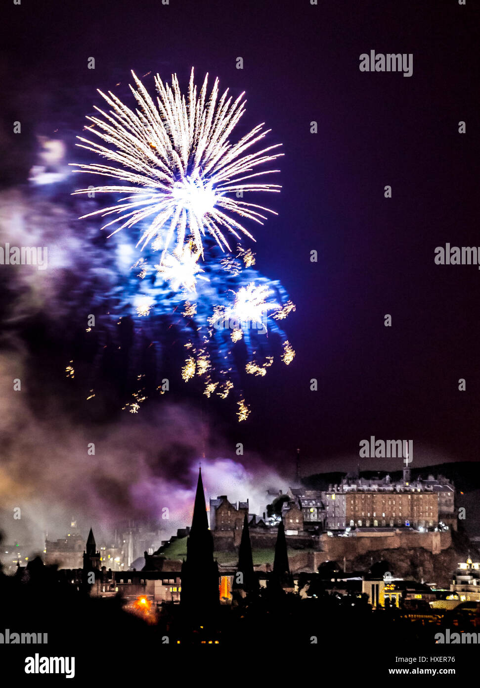 Fuochi d'artificio sul castello di Edimburgo Foto Stock