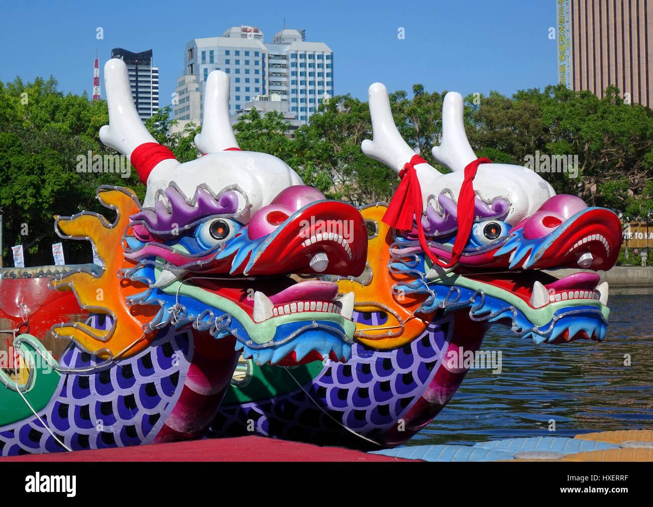 KAOHSIUNG, Taiwan -- Giugno 14, 2015: Barche con la tradizionale testa di drago design scultura sono preparati per la quota annua di Dragon Boat gare sull'amore Foto Stock