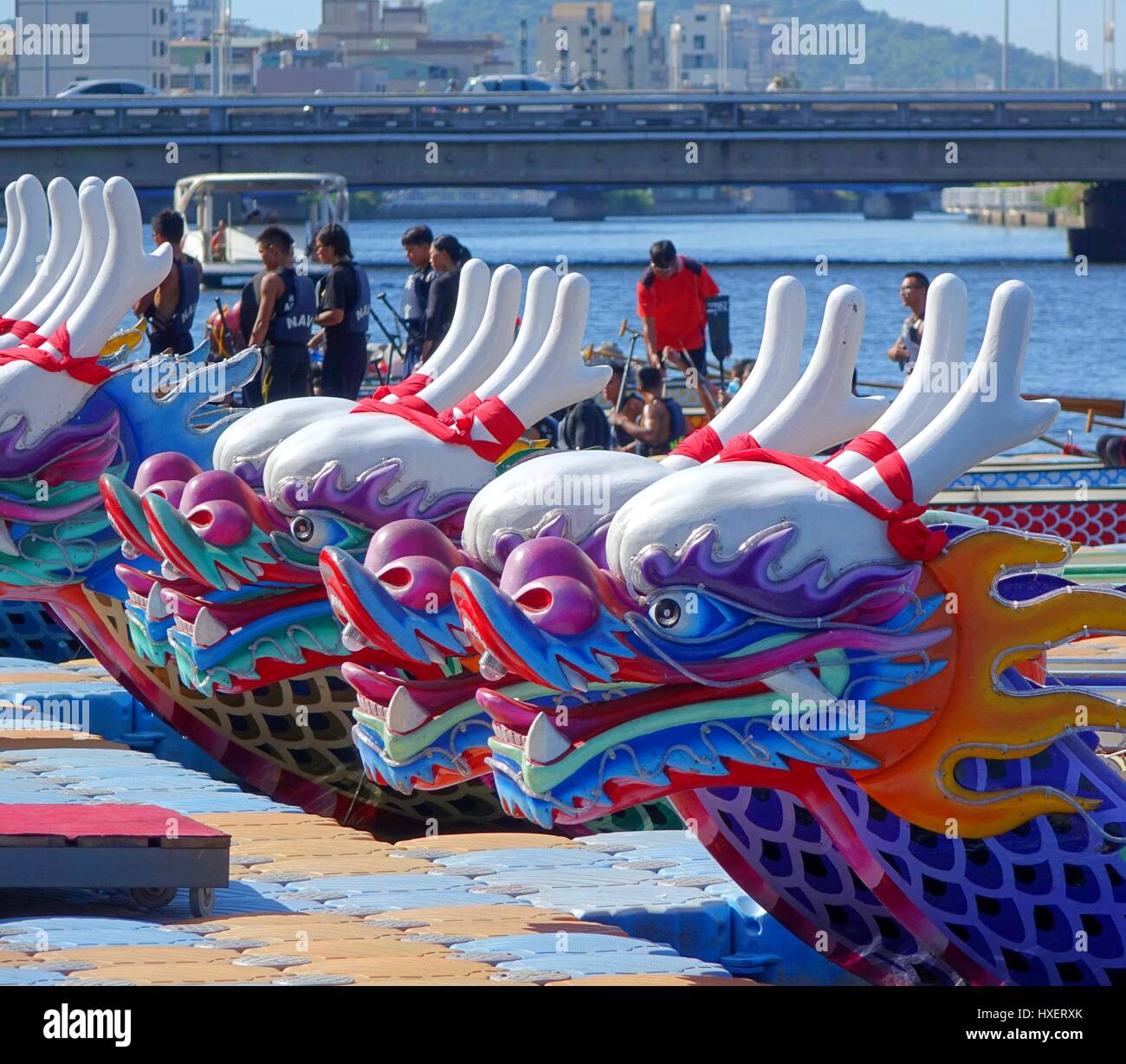 KAOHSIUNG, Taiwan -- Giugno 14, 2015: Barche con la tradizionale testa di drago design scultura sono preparati per la quota annua di Dragon Boat gare sull'amore Foto Stock