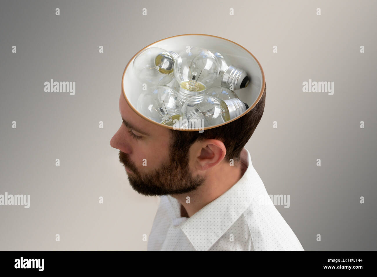 Lampadine della luce all'interno di un uomo di testa Foto Stock