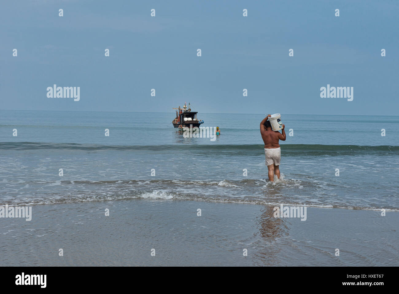I pescatori provenienti per acqua, Ao figlio beach, Ko Tarutao Island, Thailandia Foto Stock