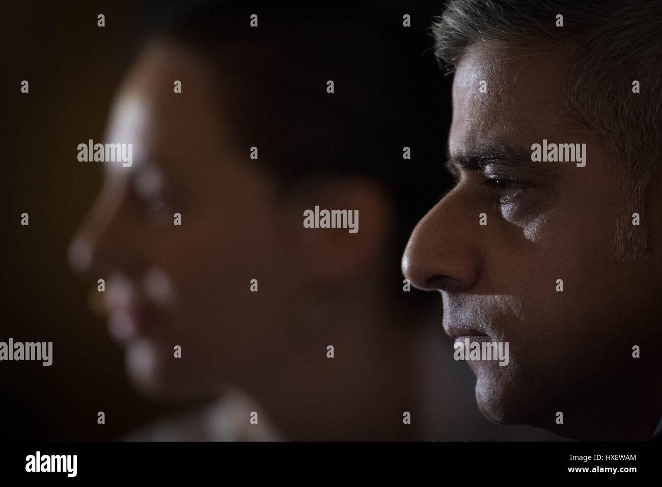 Il sindaco di Londra Sadiq Khan tiene un momento di silenzio prima di parlare all'evento POLITICO "il nuovo ordine europeo" a Bruxelles durante la visita di tre giorni dei sindaci a Parigi e Bruxelles, dove incontrerà i leader e i funzionari dell'UE per parlare della Brexit e del recente attacco terroristico a Londra. Foto Stock