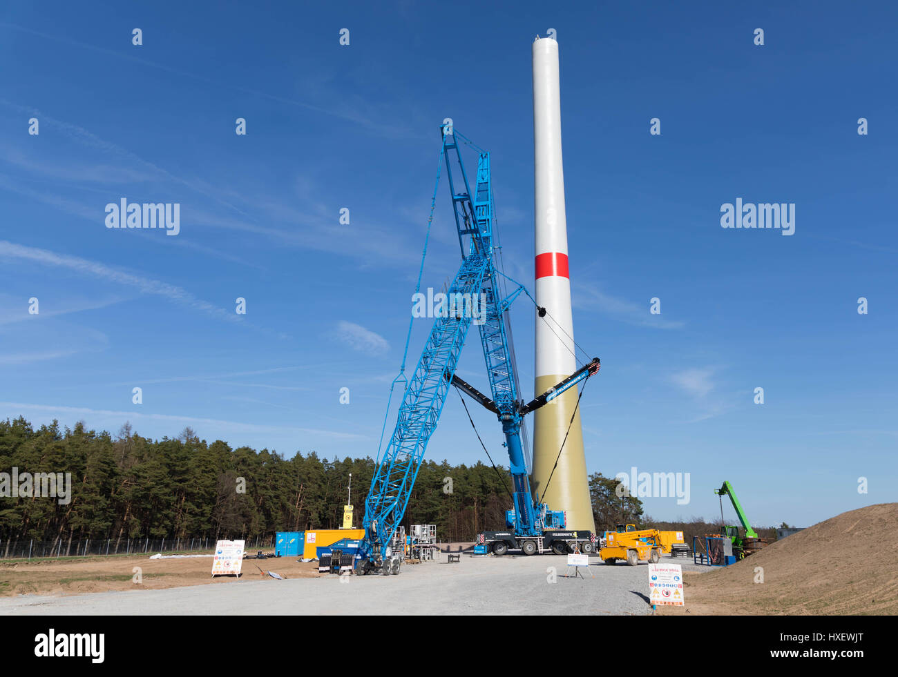 Vicino Ochsenschenkel , Germania - Marzo 26, 2017: sito in costruzione della nuova turbina eolica Foto Stock