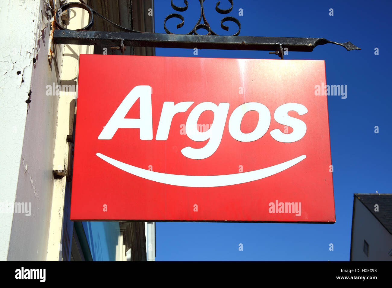 Carmarthen, Wales, Regno Unito - 2 Gennaio 2017: Argos logo pubblicità segno al di fuori del suo supermercato al dettaglio negozi nel centro della città Foto Stock