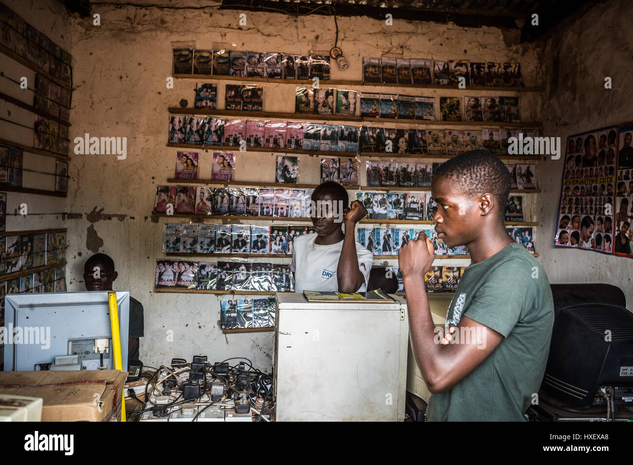 Locale DVD store in Uganda rurale Foto Stock