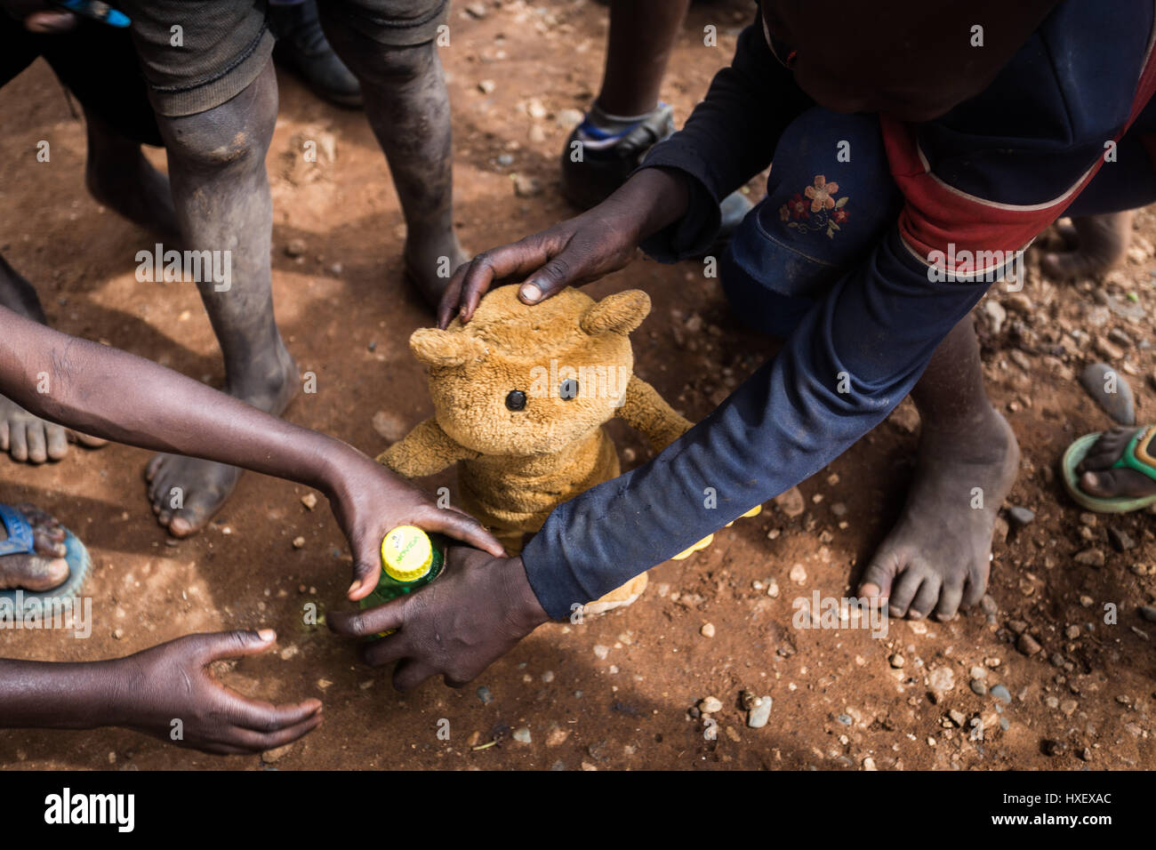 I bambini giocano con un orsacchiotto rurali in Uganda orientale Foto Stock