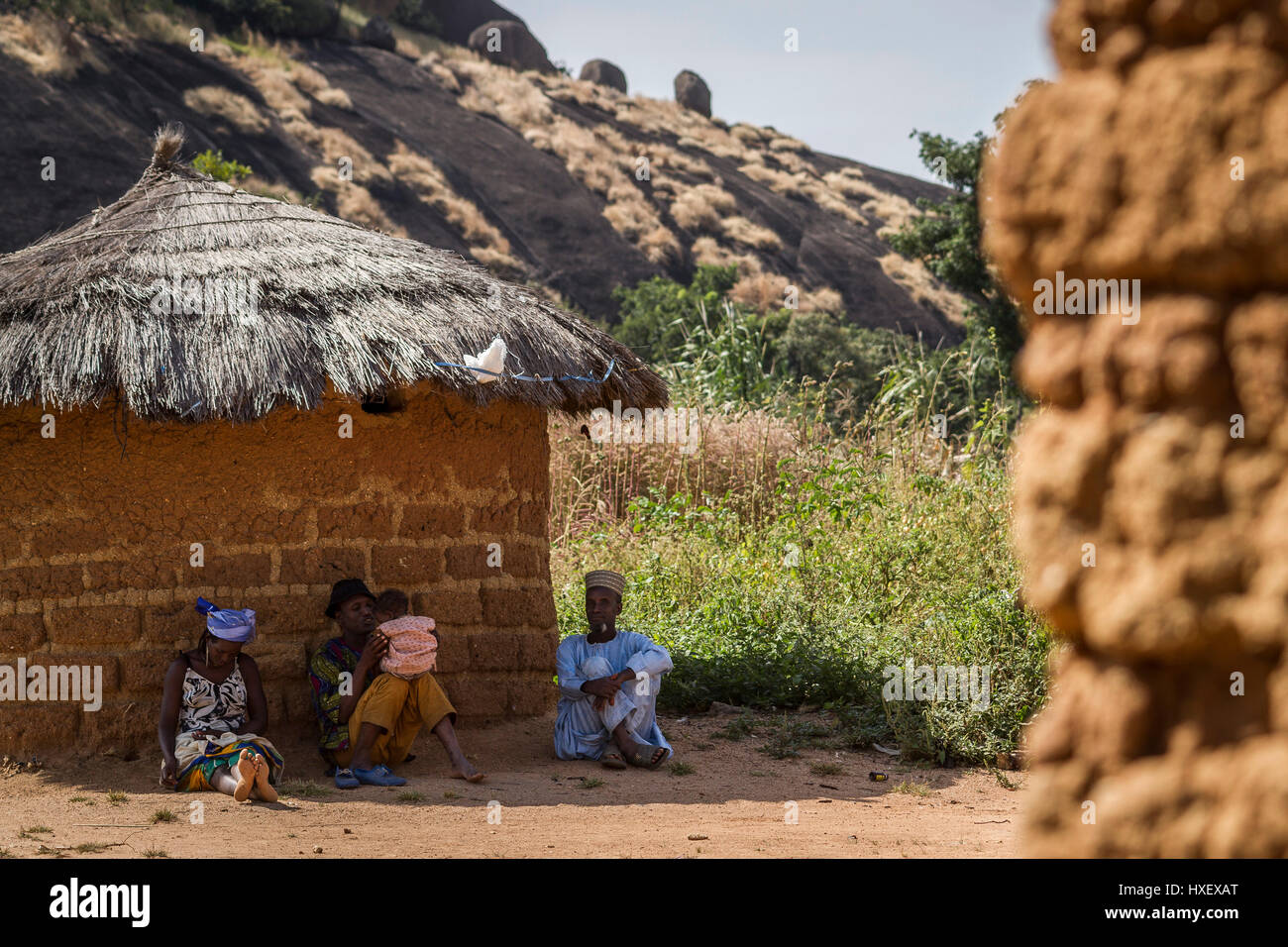 Fulani anziani prendere un periodo di riposo in ombra in un giorno caldo vicino a Kaduna, Nigeria. Foto Stock