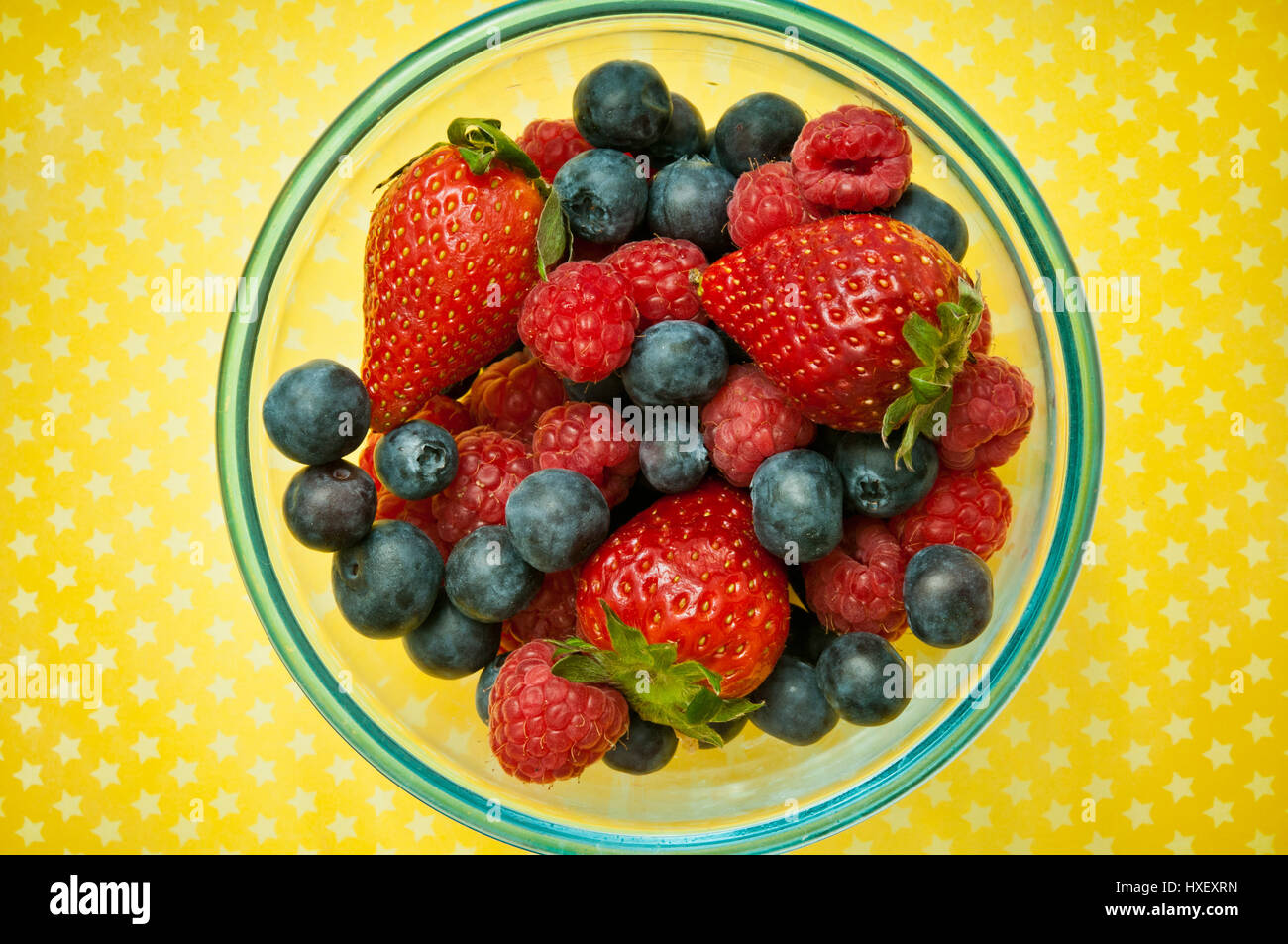 Fragole lamponi e mirtilli in una ciotola Foto Stock Fragole lamponi e mirtilli in una ciotola Foto Stock