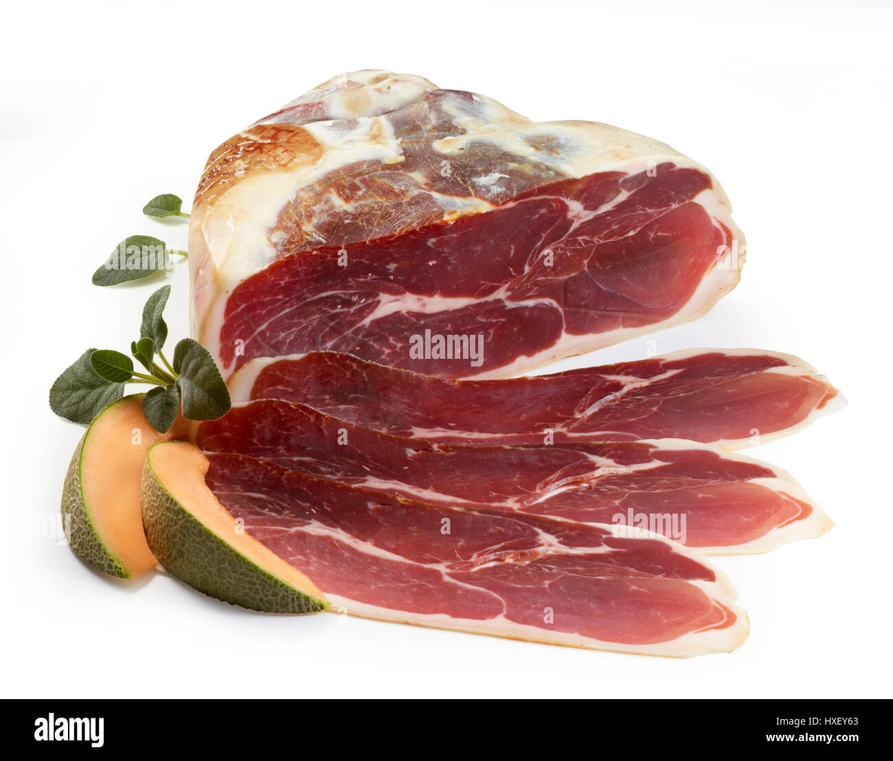 Prosciutto di Parma con salvia (Salvia) e melone Honeydew come decorazione Foto Stock
