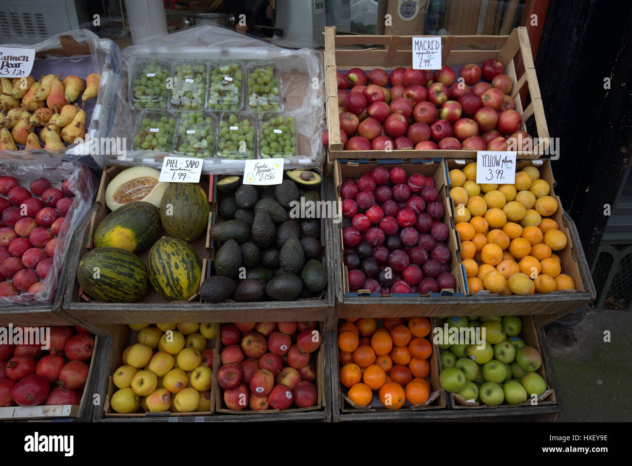 Frutta e verdura in stallo Foto Stock