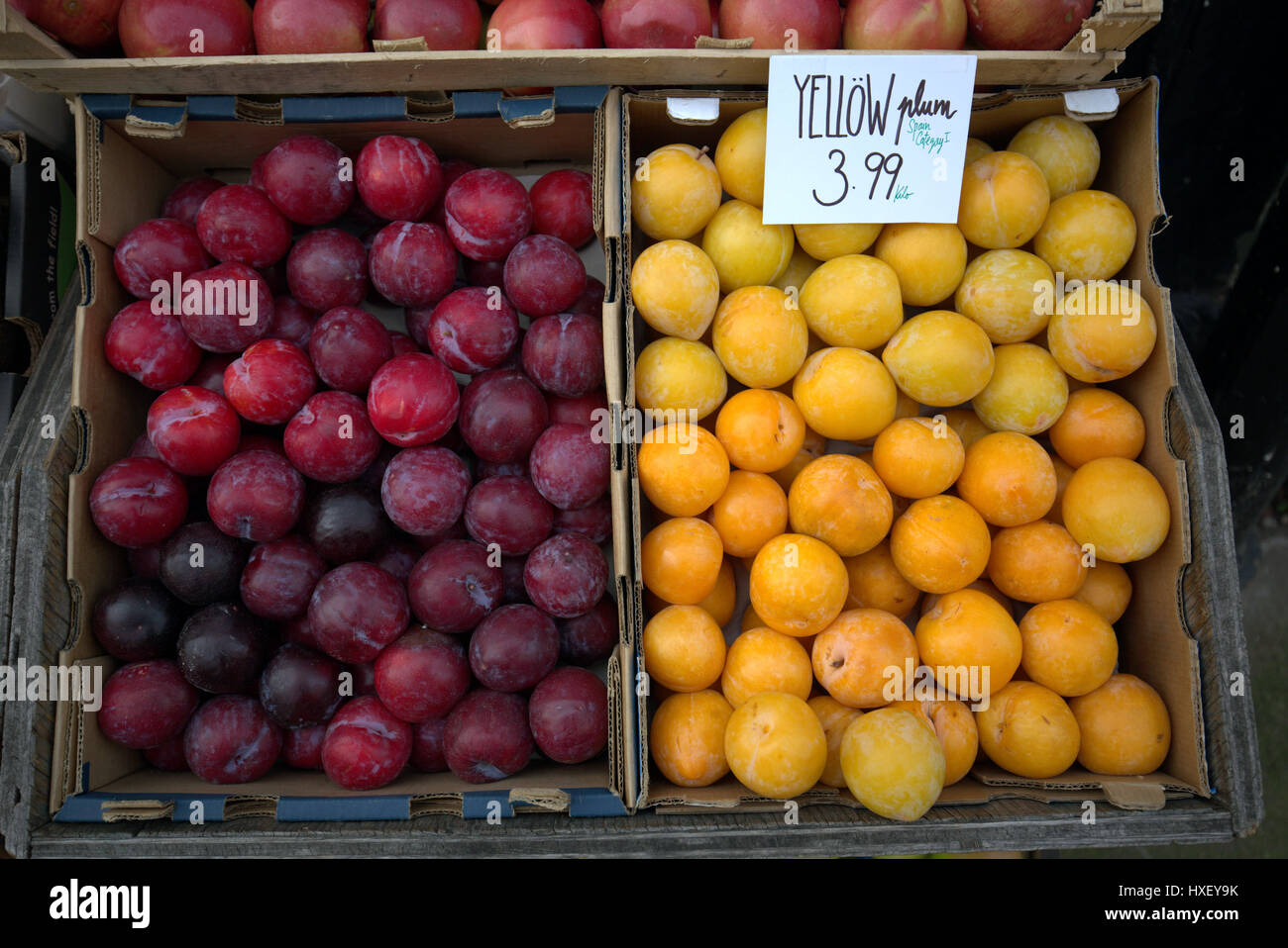La frutta e la verdura in stallo di rosso e di giallo le prugne organic Foto Stock