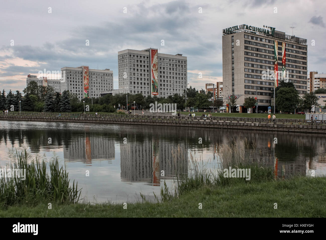 Scena urbana di alte torri vicino a un fiume di Minsk, Bielorussia Foto Stock