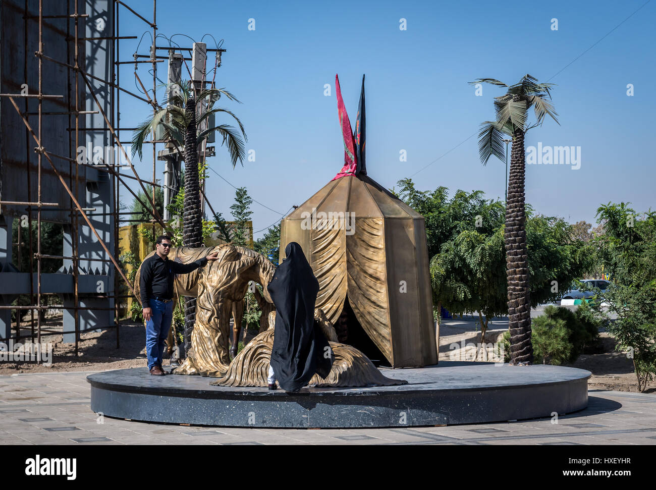 Un monumento di Zuljanah, cavallo di imam Hussein, tornando al campo dopo la battaglia di Karbala nella parte anteriore del Mausoleo di Ayatollah Khomeini, Teheran, Iran Foto Stock