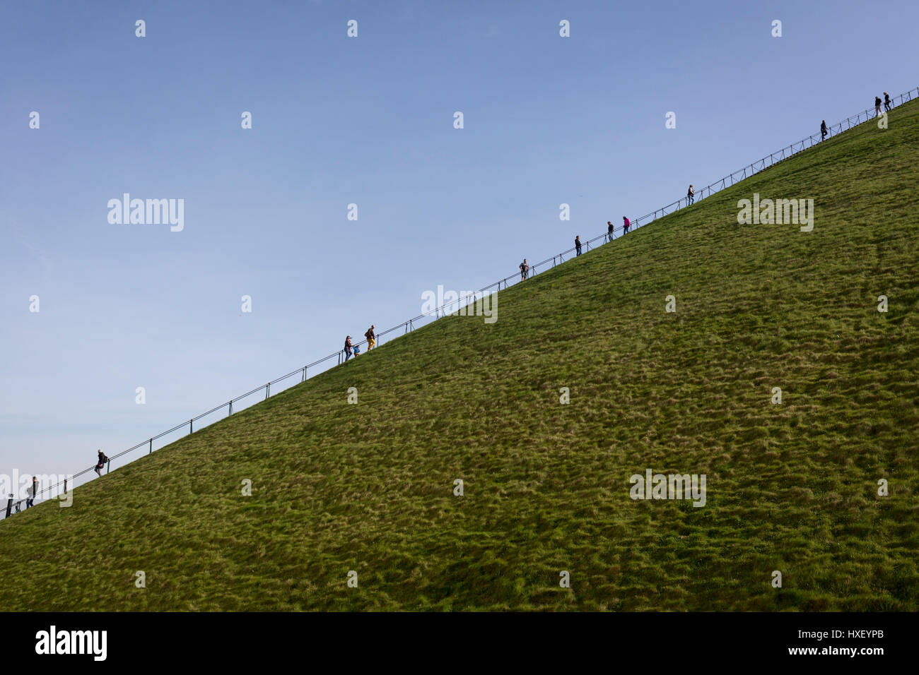 Visitatori scendere e salire la ripida pendenza di 225 gradini, 43 metri ad alta Waterloo Lion's battlefield Mound, il 25 marzo 2017, a Waterloo, Belgio. La parte del leone la Montagnola (Butte du Lion è un grande conica collina artificiale completato nel 1826. Essa commemora la posizione sul campo di battaglia di Waterloo dove un moschetto palla colpita la spalla di Guglielmo II dei Paesi Bassi (il principe di Orange) e battuto da lui il suo cavallo durante la battaglia. Dalla cima della collina offre un 360 gradi di vista del campo di battaglia. La battaglia di Waterloo è stata combattuta il 18 giugno 1815. Un esercito francese sotto Napoleone Bonaparte w Foto Stock