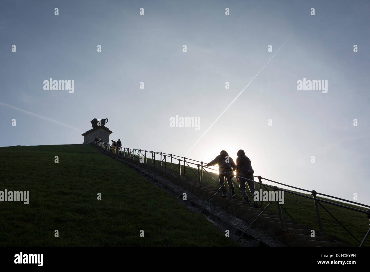 Visitatori scendere e salire la ripida pendenza di 225 gradini, 43 metri ad alta Waterloo Lion's battlefield Mound, il 25 marzo 2017, a Waterloo, Belgio. La parte del leone la Montagnola (Butte du Lion è un grande conica collina artificiale completato nel 1826. Essa commemora la posizione sul campo di battaglia di Waterloo dove un moschetto palla colpita la spalla di Guglielmo II dei Paesi Bassi (il principe di Orange) e battuto da lui il suo cavallo durante la battaglia. Dalla cima della collina offre un 360 gradi di vista del campo di battaglia. La battaglia di Waterloo è stata combattuta il 18 giugno 1815. Un esercito francese sotto Napoleone Bonaparte w Foto Stock