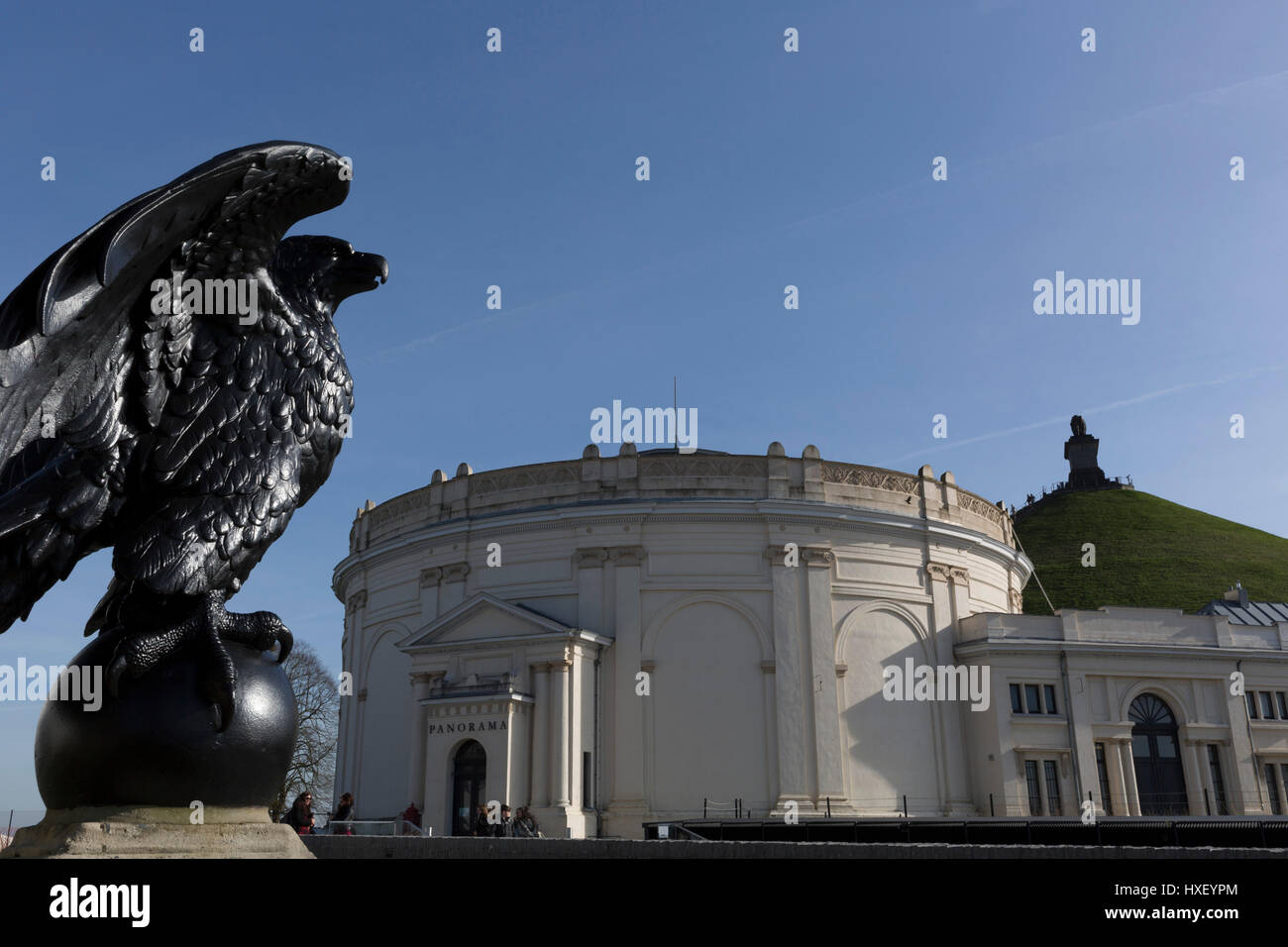 Una statua del francese Imperial Eagle, ancora a guardare oltre il campo di battaglia le mostre del panorama e Lion's tumulo presso il campo di battaglia di Waterloo, il 25 marzo 2017, a Waterloo, Belgio. Il francese aquila imperiale si riferisce alla figura di un aquila su un personale portato in battaglia come standard da Grande Armée di Napoleone I durante le guerre napoleoniche. Anche se essi sono stati presentati con i colori del reggimento, i reggimenti di Napoleone I tendeva a portare alla loro testa l'aquila imperiale. Waterloo è stata combattuta il 18 giugno 1815 tra un esercito francese sotto Napoleone Bonaparte, sconfitto da due di ar Foto Stock