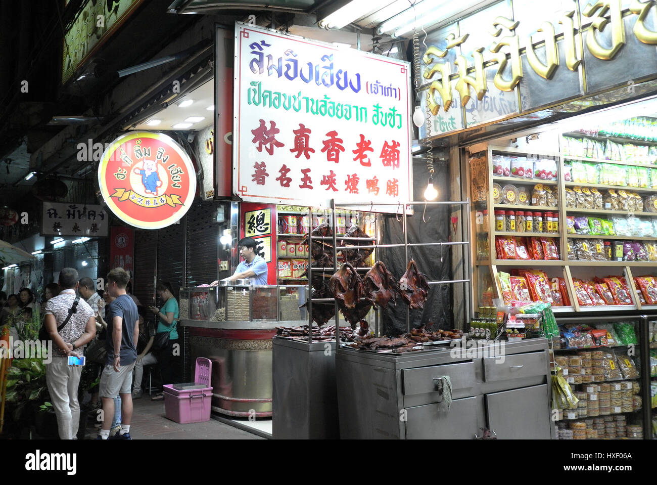 La vivace vita notturna di Chinatown, che si trova presso la Yaowarat Road nel quartiere di Samphanthawong a Bangkok, in Thailandia. La Chinatown di Bangkok è un popu Foto Stock