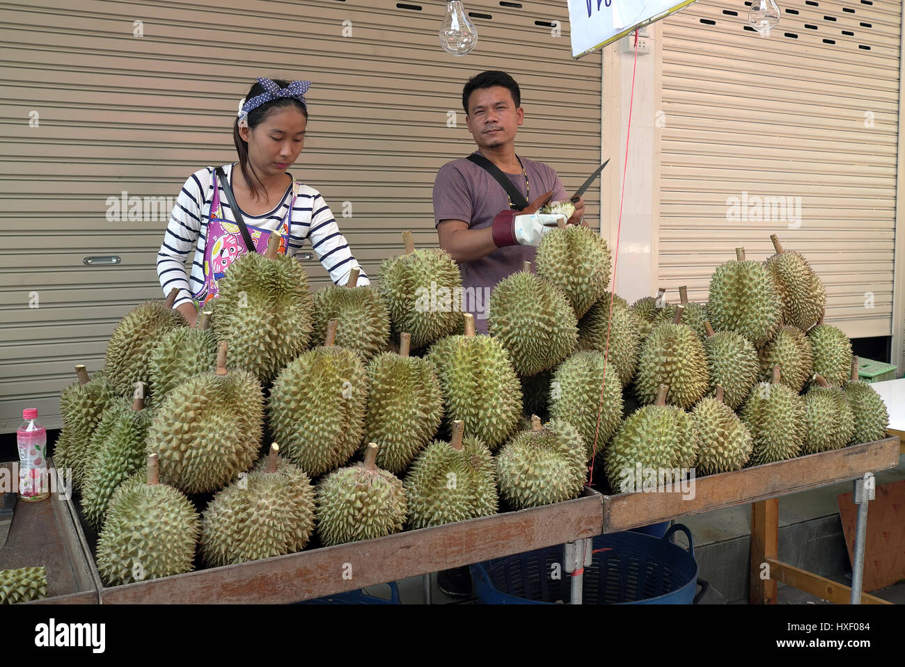 Un paio di durian vendita noto anche come il "Re della Frutta" o "Stinky frutto" a Bangkok, in Thailandia. L'aroma della frutta è così forte e characteris Foto Stock