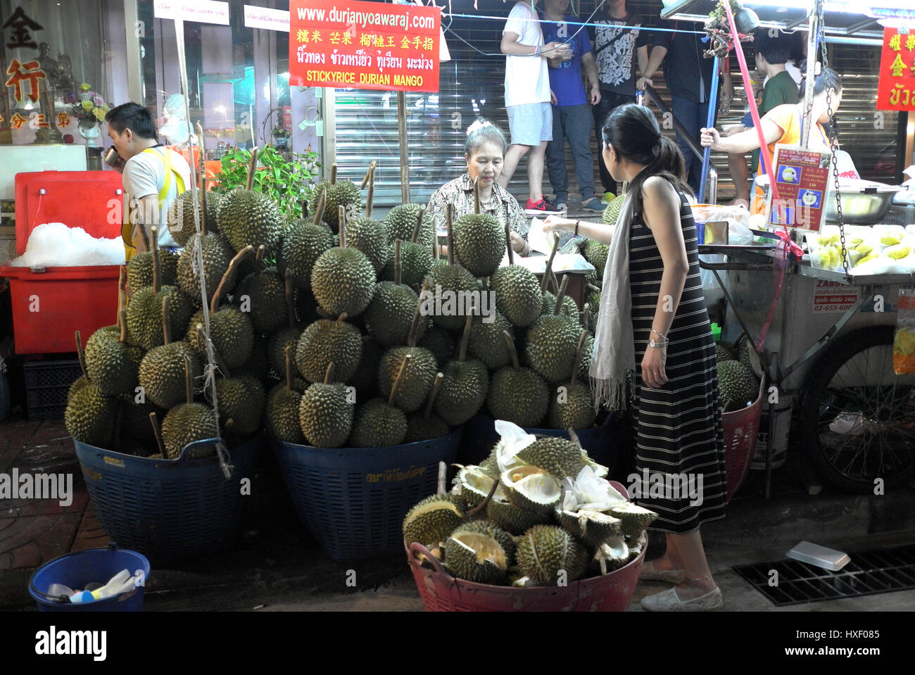 Una signora durian vendita noto anche come il "Re della Frutta" o "Stinky frutto" a Bangkok, in Thailandia. L'aroma della frutta è così forte e characteristi Foto Stock
