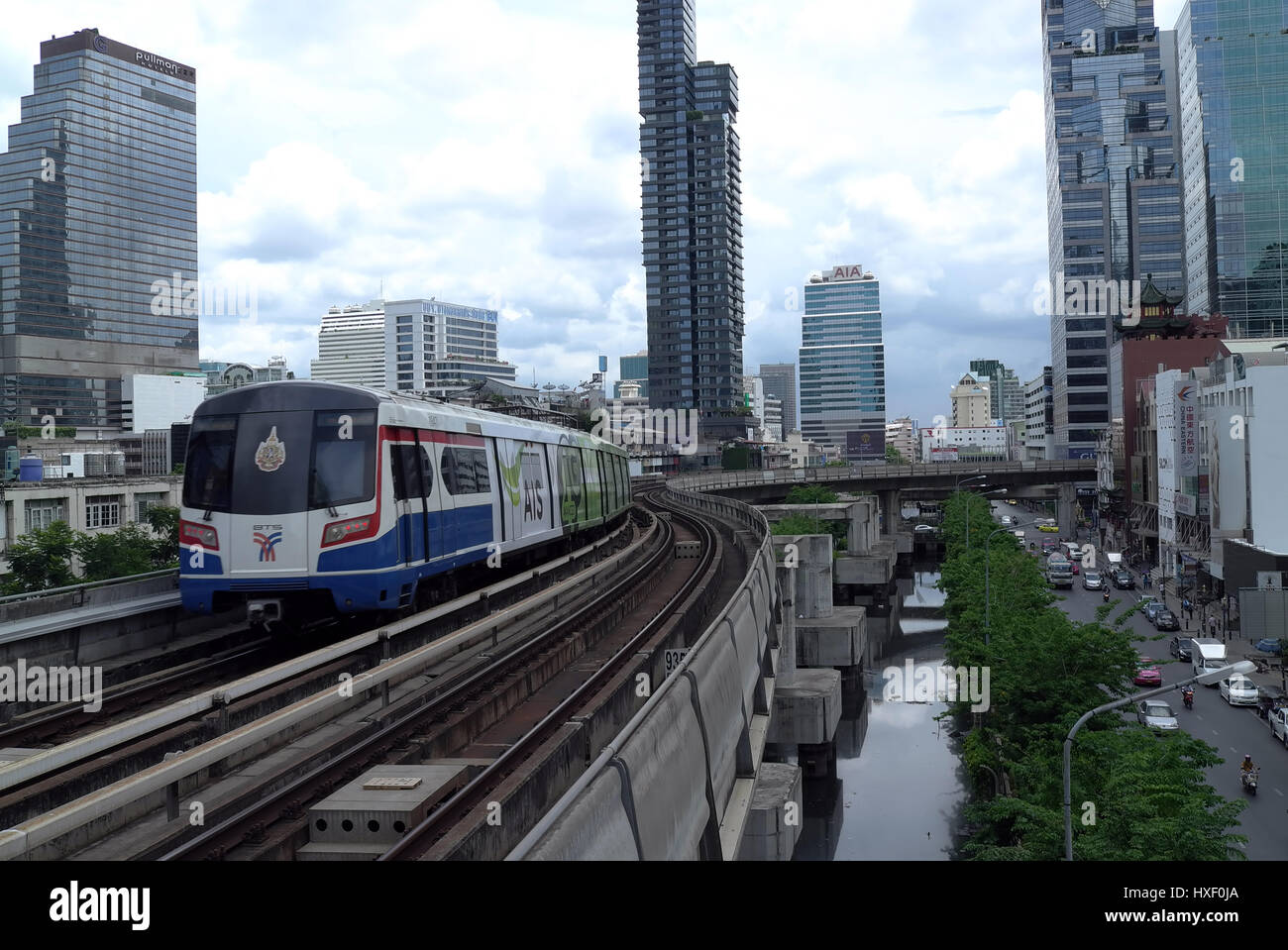 Si affaccia su Bang Rak e Silom quartiere da Chong Nonsi stazione BTS a Bangkok, in Thailandia. Foto Stock