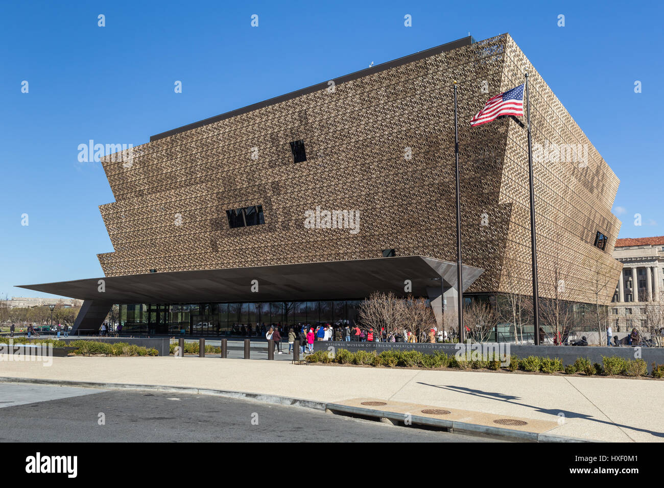 I visitatori di attendere in linea per immettere lo Smithsonian National Museum of African American Storia e cultura (NMAAHC) in Washington, DC. Foto Stock