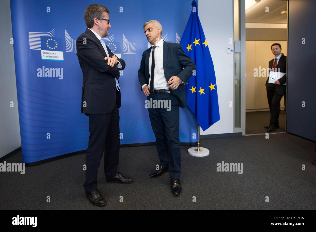 Sindaco di Londra Sadiq Khan incontra il Commissario UE Carlos Moedas presso la Commissione europea a Bruxelles durante la sua visita di 3 giorni a Parigi e a Bruxelles dove incontrerà i leader dell'Unione europea e funzionari per parlare di Brexit e il recente attacco terroristico a Londra. Foto Stock