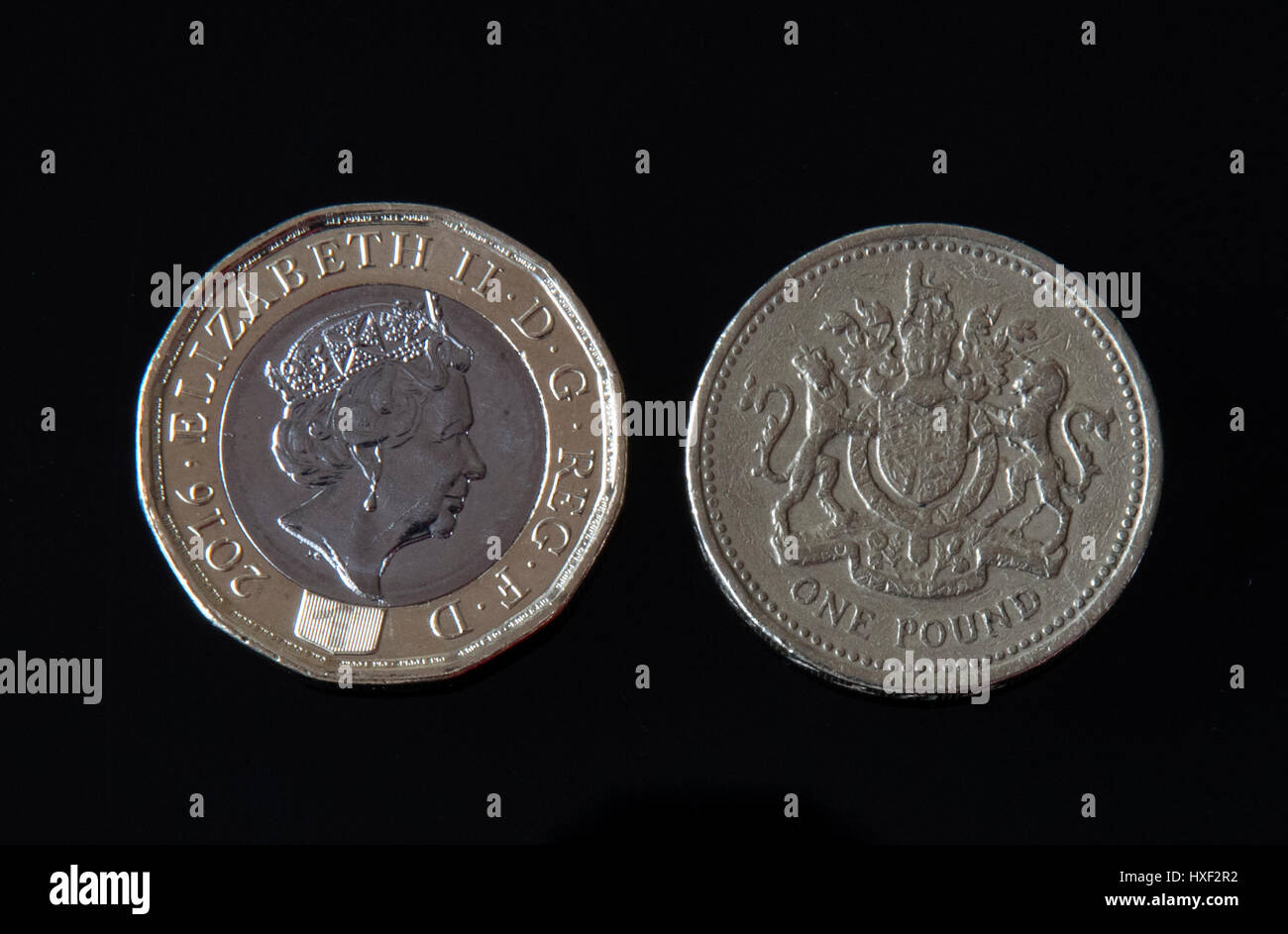 Una nuova moneta da £lati 12 1 (a sinistra) accanto a una vecchia moneta da £1 a Liverpool, mentre la nuova moneta da sterlina è entrata in circolazione - con problemi di dentizione iniziali attesi alle macchine a gettoni in tutto il paese. Foto Stock