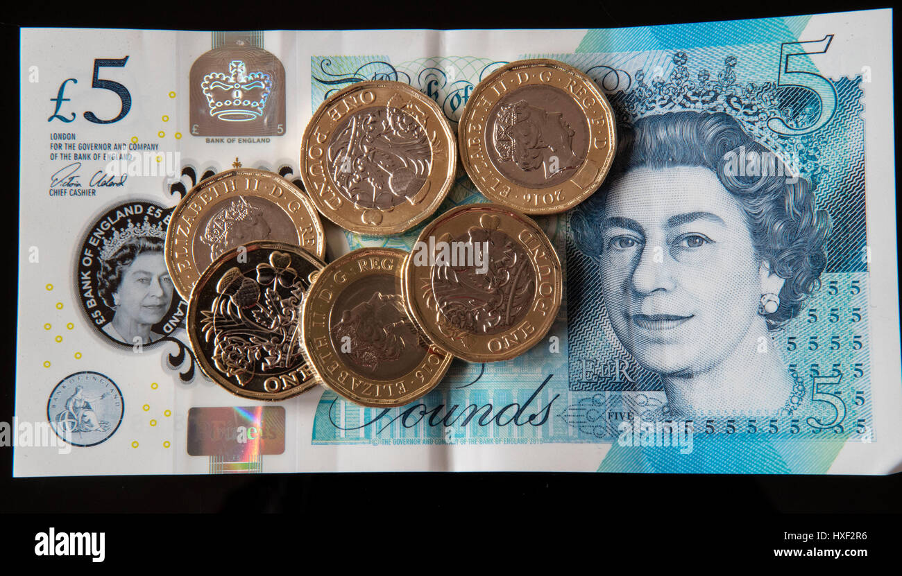 Nuove monete da £lati 12 1 su una nuova nota da £5 a Liverpool come la nuova moneta della sterlina è entrata in circolazione - con problemi di dentizione iniziali attesi a macchine a gettoni in tutto il paese. Foto Stock