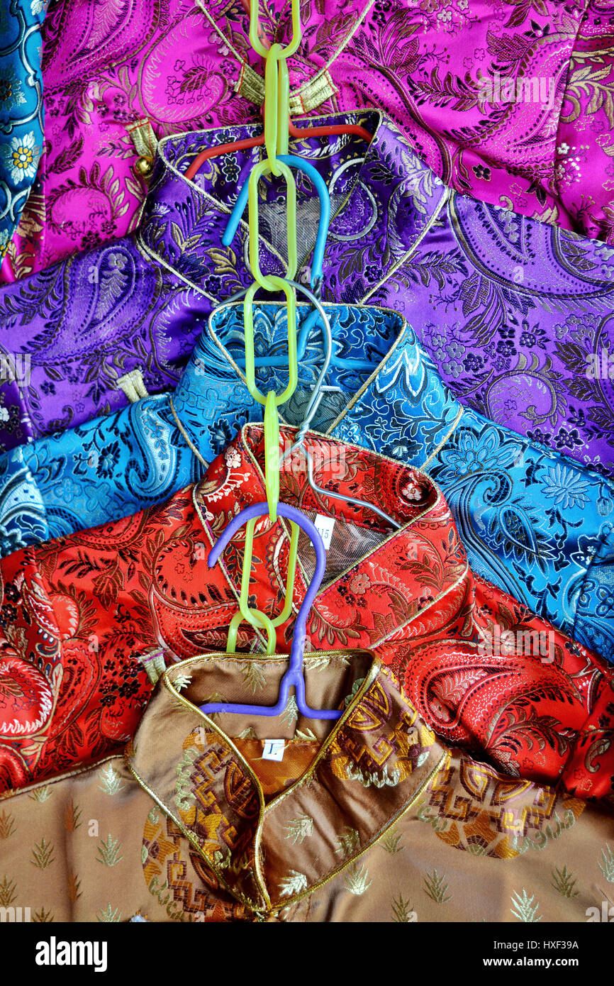 L imbarazzo della scelta: colorati di seta cinese magliette sulle staffe  Foto stock - Alamy