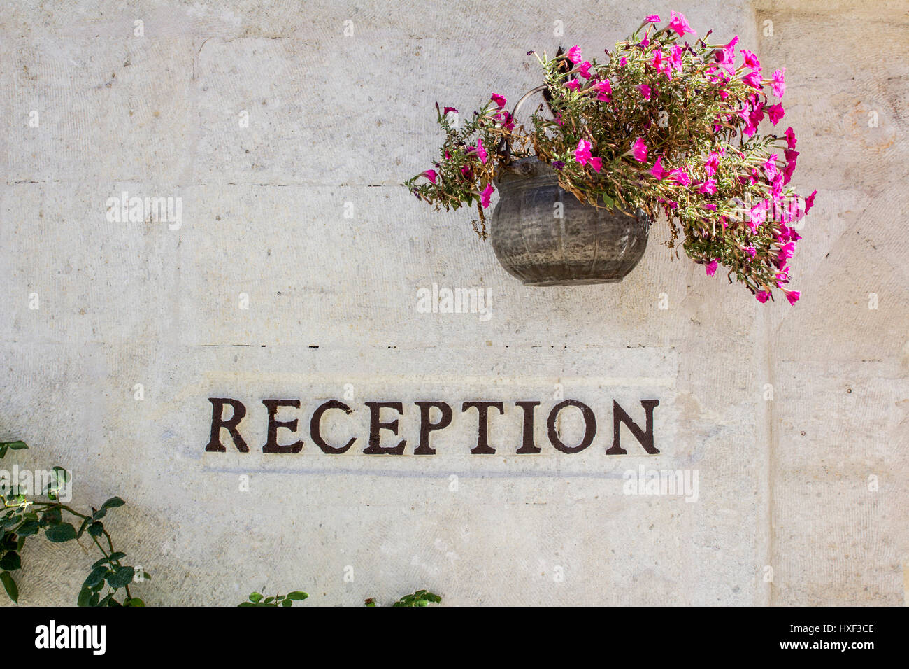 Ricevimento di nozze parola sulla parete e fiori Foto Stock