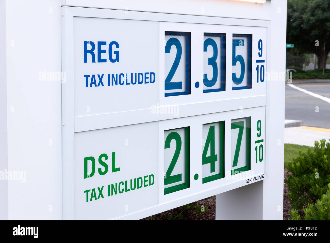 Bassi i prezzi della benzina su una stazione di gas segno. Foto Stock