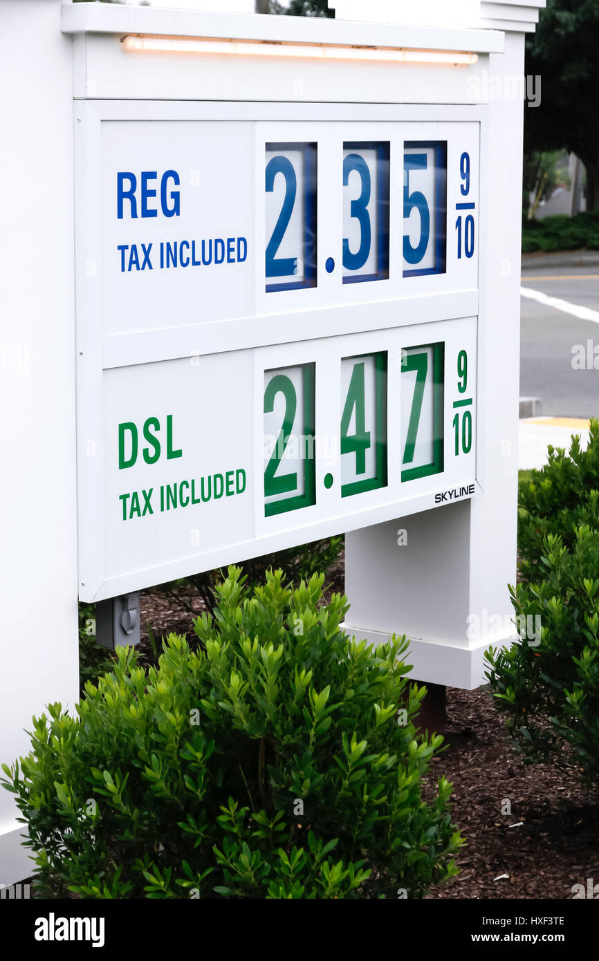 Bassi i prezzi della benzina su una stazione di gas segno. Foto Stock