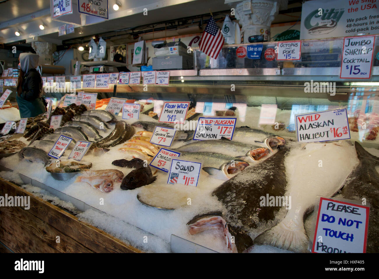 SEATTLE, WASHINGTON, STATI UNITI D'AMERICA - gennaio 24th, 2017: i clienti presso il Pike Place Fish Company attendere per ordinare pesce al famoso mercato di frutti di mare. Questo mercato, aperto nel 1930, è noto per la loro aria aperta al mercato del pesce di stile. Foto Stock