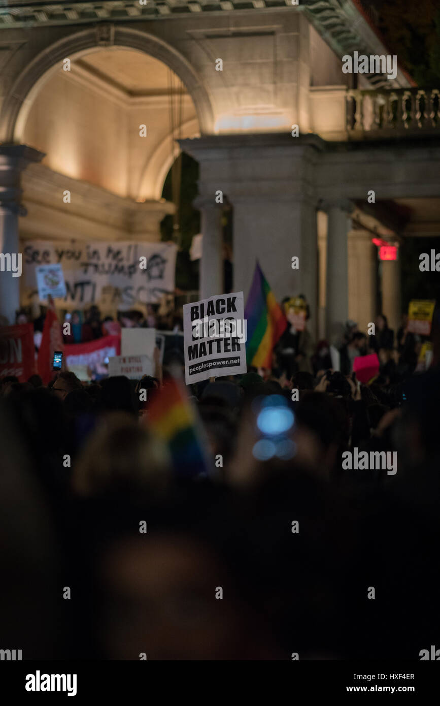 Trump protester contiene fino a nero vive questione segno durante la raccolta in Union Square Park prima di marciare per Trump Tower. 11/09/2016 Foto Stock