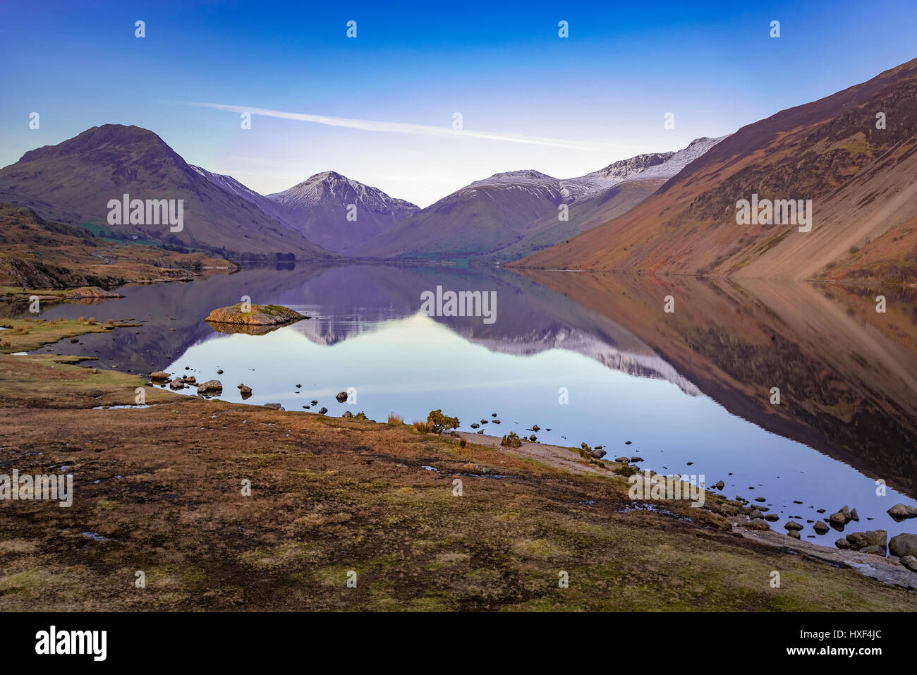 Wastwater con calma piatta ancora acqua e paddleboarder. Grande timpano. Foto Stock