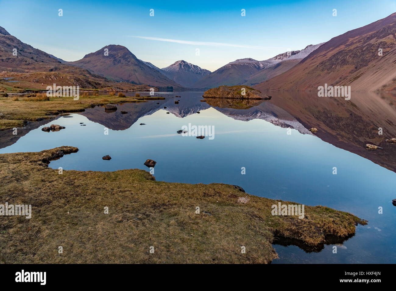 Wastwater con calma piatta ancora acqua e paddleboarder. Grande timpano. Foto Stock