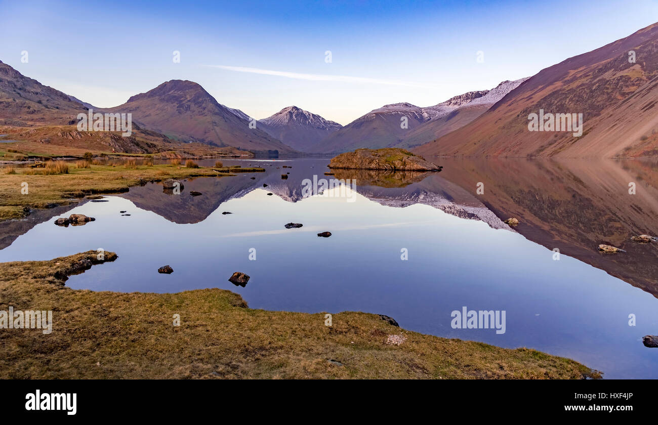 Wastwater con calma piatta ancora acqua e paddleboarder. Grande timpano. Foto Stock