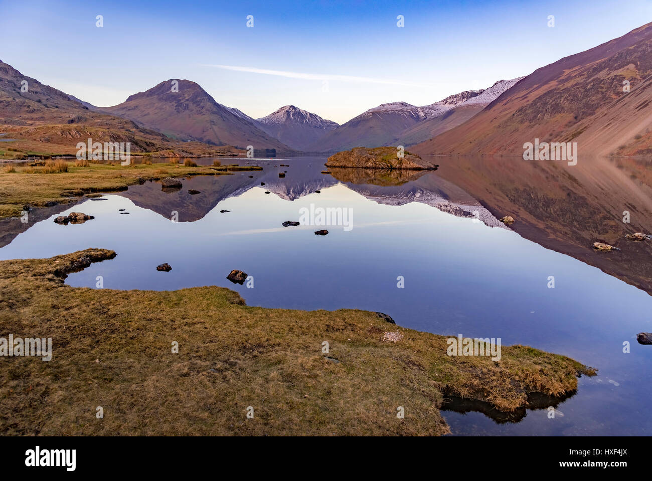Wastwater con calma piatta ancora acqua e paddleboarder. Grande timpano. Foto Stock